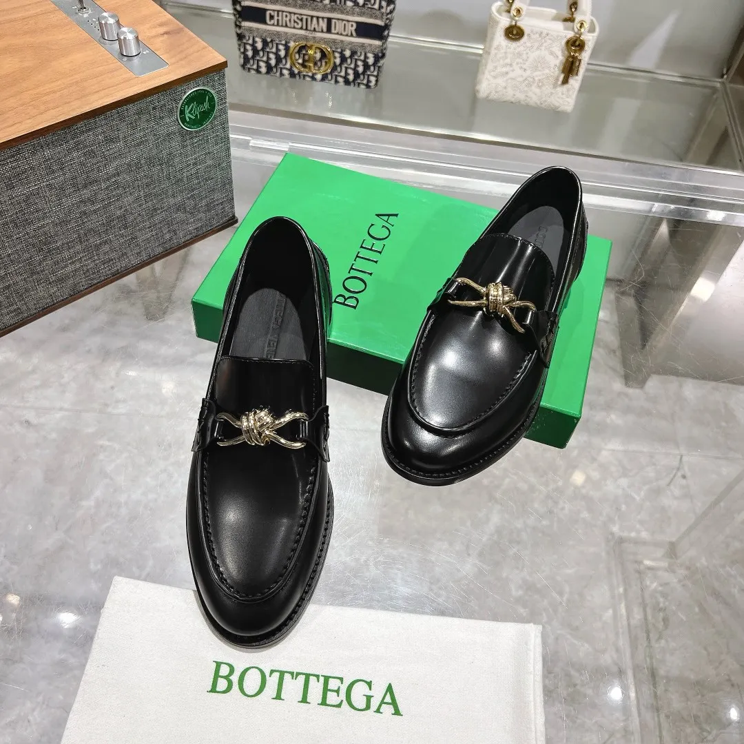 [BV] Top P: 860💰 Size: Female 35-39 (Female 40 custom-made) Male 39-44 (38.45 non-refundable) Bottega Veneta 2025 Autumn and Winter counter style! Small round toe loafers! Imported leather outsole! Imported open edge beaded cowhide! Solid color Niuli!